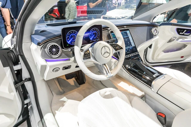 シートに滑り込むと、目に飛び込むのが3枚の大型液晶パネルがぶっ込まれたダッシュボードだ