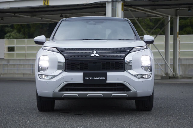 三菱 2代目アウトランダーPHEV 価格:462万1100~532万700円 発売:2021年12月16日 値引き:5万円 リセール:B 存在感ありすぎのド迫力の顔面は、三菱自慢のダイナミックシールドを新世代へと進化させたもの。イカつい