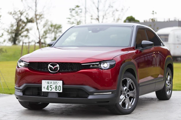 マツダ MX-30 価格:242万~339万3500円 ベストグレード:ベーシックパッケージ 値引き目標額:11万円 リセールバリュー:Bランク ボディサイズ:全長4395mm×全幅1795mm×全高1550mm パワートレインは2リットルのマイルドハイブリッドを用意。両側が観音開きとなる個性的なドアを採用する