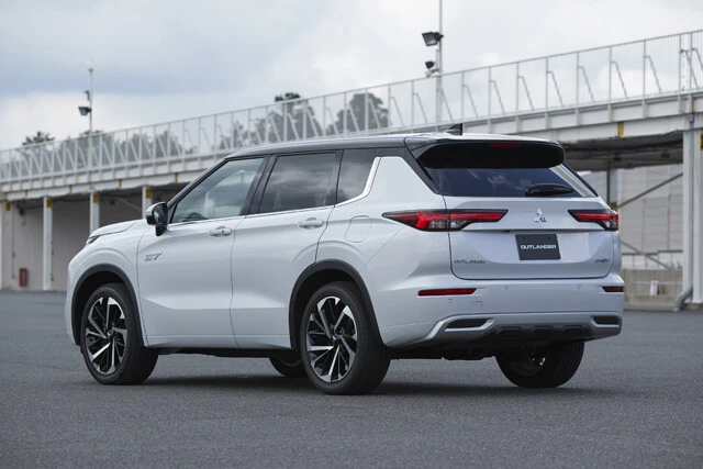 リアは六角形の形状を持つテールゲートと、水平基調で左右両端まで広がるテールランプが特徴