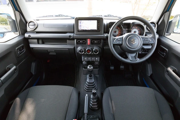 コックピットは水平基調のデザイン。駆動方式は副変速機付きのパートタイム4WD