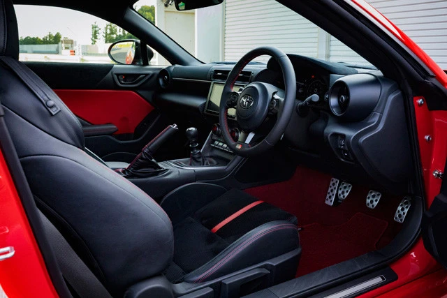 水平基調のインパネ。メーターは７インチの液晶タイプだ。前席のシートは先代モデルよりも５㎜下げられている。座るだけでギンギンに