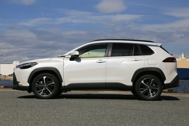 ボディサイズは全長４４９０㎜×全幅１８２５㎜×全高１６２０㎜。最小回転半径は５．２ｍ。４ＷＤも用意