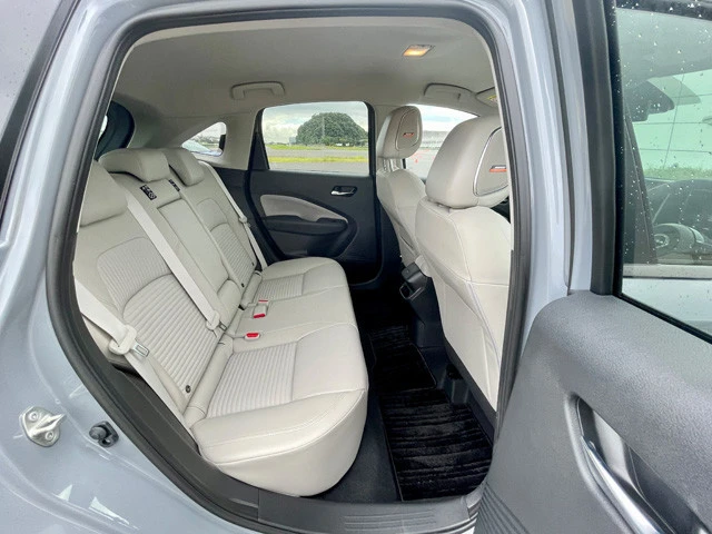 後席にはリクライニング機能がつく。オプションで本革シートも選べる