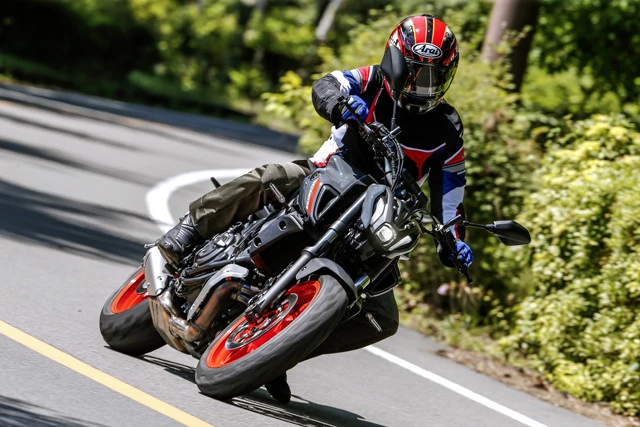 ヤマハ MT-07 価格:81万4000円 発売:2021年7月 全世界で累計販売数12万超えを誇る超人気車。大型バイクなのに、普段着感覚で走りを楽しめるので、幅広い層にウケている。排気量は688cc