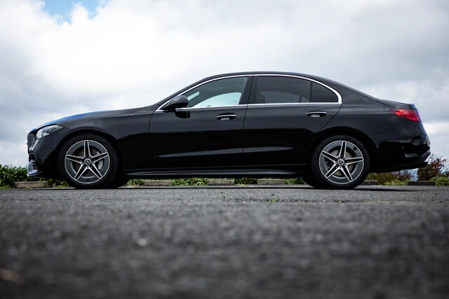 ボディサイズは全長４７８５ｍｍ×全幅１８２０ｍｍ×全高１４３５ｍｍ。車両重量は１７００ｋｇ