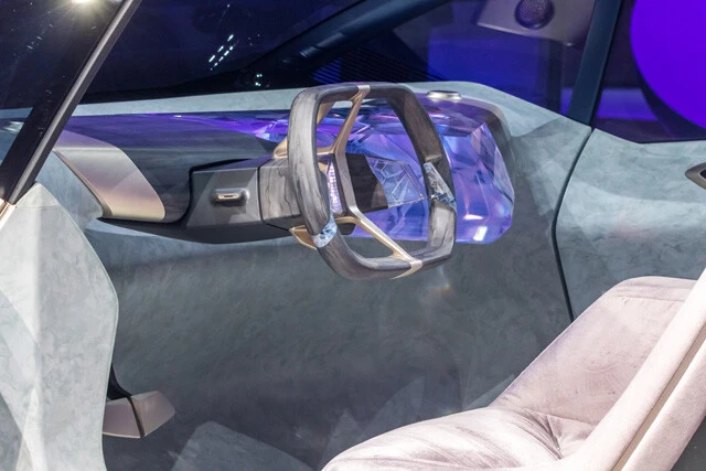 インパネにディスプレイやボタンは一切ない。結晶体がその代役で、車両の思考が反映される