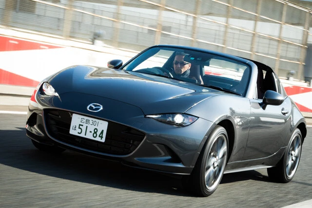 ロードスターとロードスターＲＦを何度も試乗している小沢氏いわく「乗るとフルチンで海を泳ぐ解放感が味わえる！！」