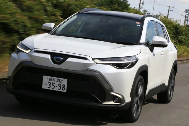 トヨタ「カローラクロス」価格：１９９万９０００～３１９万９０００円、発売：２０２１年９月、値引き：５万円、リセールバリュー：Ｂ、日本仕様のフロントマスクは大型グリルが特徴的。実際、目にするとけっこう迫力のある顔面に仕上がっている。ヘッドライトはＬＥＤ