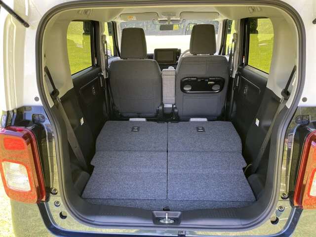 ワンタッチ収納が可能な後席。後席を収納すれば荷室スペースをしっかり確保できる