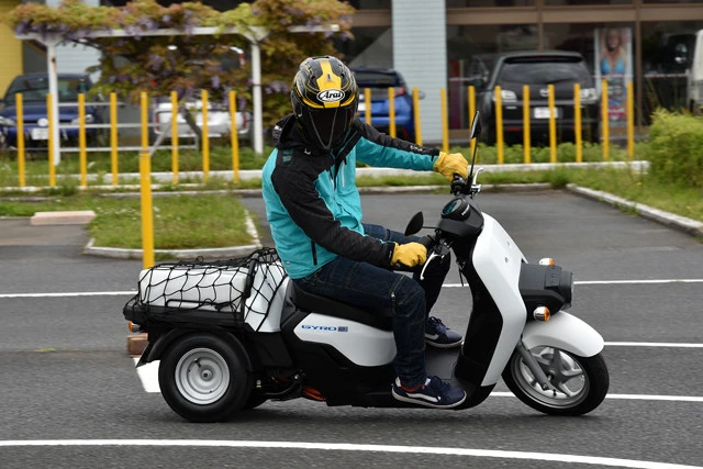 ホンダ ジャイロ イー 価格:55万円 発売:2021年3月 走りは意外にも俊敏。ホンダが誇る電動システムにより30kgのフル積載時にも15度の登坂が可能。一充電の走行距離は72kmを実現