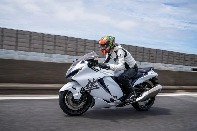 【第2位】スズキ ハヤブサ 価格:215万6000円 発売:2021年4月 2017年に生産を終了したスズキのフラグシップ「ハヤブサ」。4年の沈黙を破り、今年4月に見事復活。元祖・時速300キロマシンの血は新型にも流れている