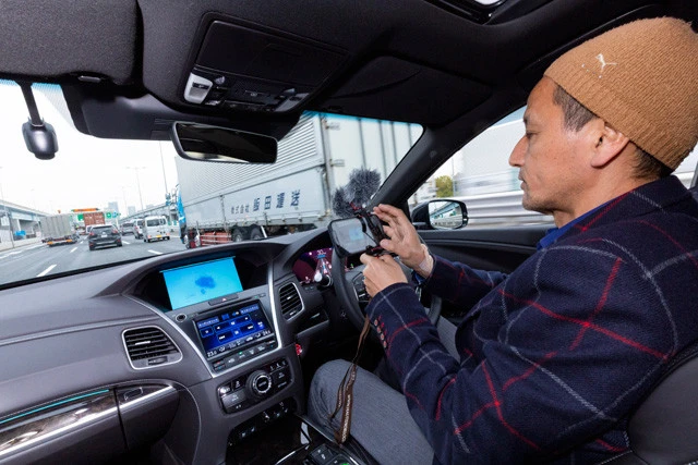 自動運転レベル３の機能が作動していれば、スマホの使用やＤＶＤの視聴も法的に可能。ただし、すぐに運転に復帰できる状態にあることが条件だ