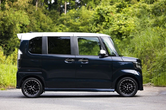 ボディサイズは全長3395mm×全幅1475mm×全高1790mm。車両重量は930kg