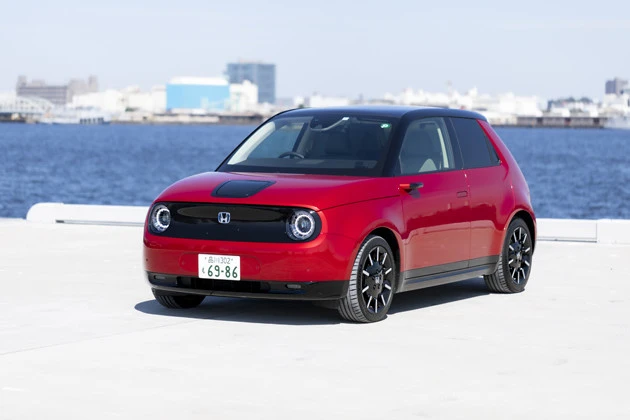 ホンダ ホンダe 価格:451万~495万円 リセール:B 値引き:3万円 昨年11月にドイツカー・オブ・ザ・イヤー2021を戴冠。日本車初の快挙だ