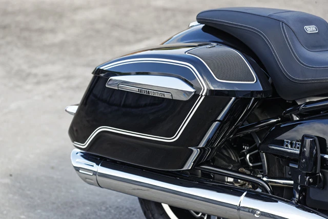 BMWの新型ビッグクルーザーは、各27リットルの容量を誇るサイドケースが左右に装備される