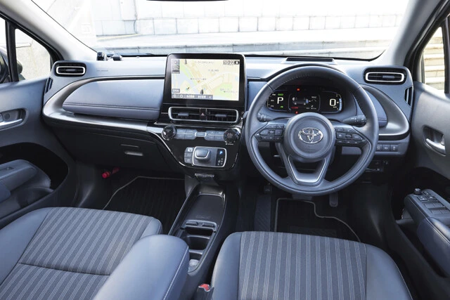 インパネにはソフト素材が使用されており質感は高い。最上級グレードには10.5インチのディスプレイオーディオが標準装備となる