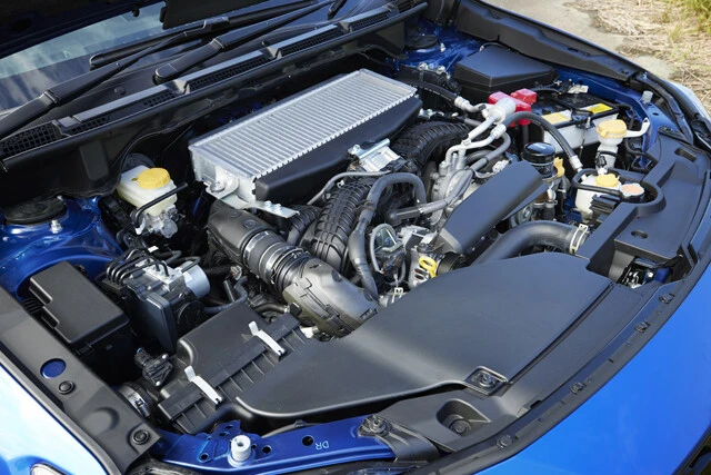 2.4リットルボクサーターボは、全域でターボラグを感じさせない瞬発力を発揮。日常からサーキットまで意のままの加減速を味わえる