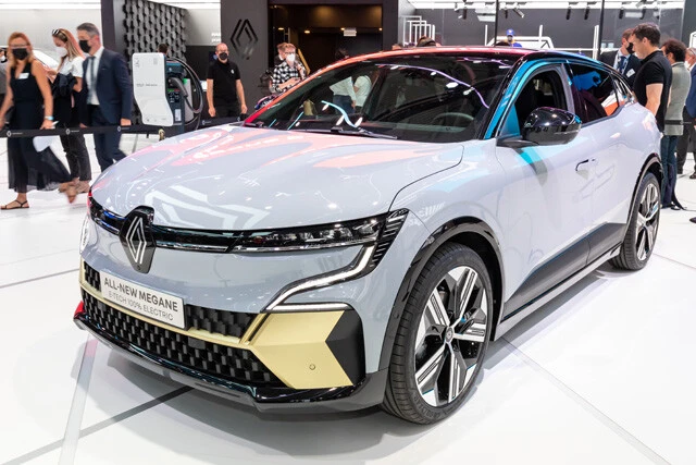 次点1「ルノー・メガーヌ Eテックエレクトリック」フランスの自動車メーカーでIAAに参加したのはルノーだけ。日産アリアと同じ骨格の新型EVを披露