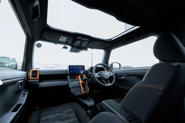 開放感がハンパないガラスルーフ。インパネはアクティブ感を演出