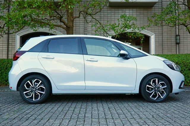 ボディサイズは全長３９９５㎜×全幅１６９５㎜×全高１５４０㎜。最小回転半径５．２ｍ。運転しやすい！！