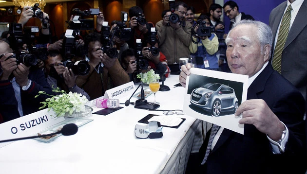 2007年、インド・ニューデリーで記者発表を行なう修会長。スズキはほかのメーカーに先駆けてインドに進出した。そのシェアは今も約50%を誇る