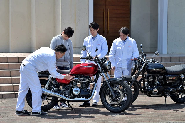 GB350の開発スタッフをネッチネチ取材する青木(左から2番目)。開発陣は最後まで笑顔で対応