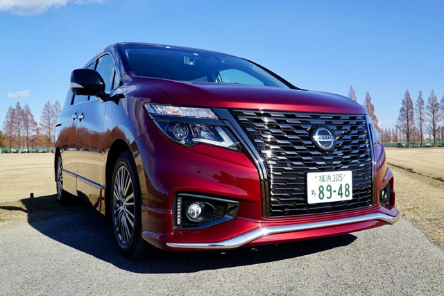 【オラつき第２位】日産「エルグランド」価格　３６９万４９００～５５６万５００円、目標値引き額　３５万円、リセールバリュー　Ｂランク、ボディサイズ　全長４９７５㎜×全幅１８５０㎜×全高１８１５㎜、発売　２０２０年１０月（一部改良）「黒光りしたアーバンクロム色グリルのオラつき度は圧巻。この顔が気に入れば買いだが、今回の改良でエンジンや足回りに変更はない。そこが残念」（小沢）