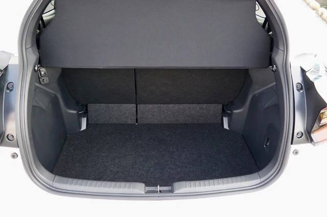 ラゲッジの容量はグレードにより異なる。209~270L。荷室に期待するな