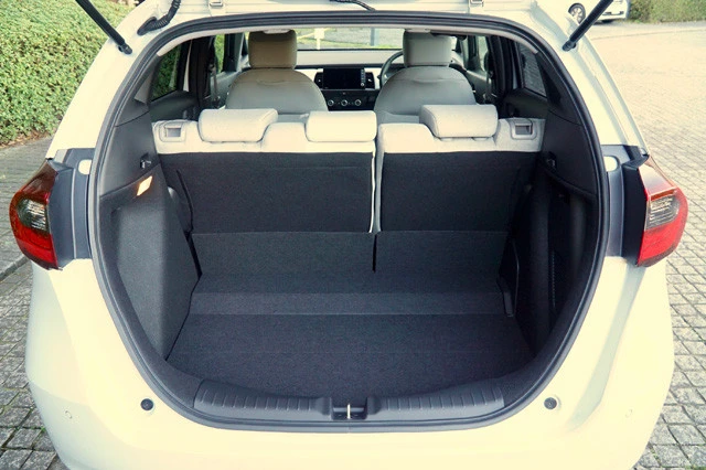 ラゲッジルームは、先代よりも開口部の横幅を拡大。荷物が積みやすくなった