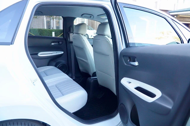 ライバルの中で最も広い後席。成人男性が座っても膝前、頭上に余裕がある