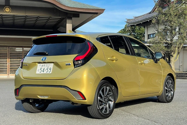 リアのコンビネーションランプは全グレードLEDだが、上級モデルは発光するデザインがほかと異なっている