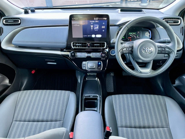 上級車感のある内装、トヨタ「アクア」ダッシュボード中央にディスプレイオーディオを配置。10.5インチは最上級グレードに採用