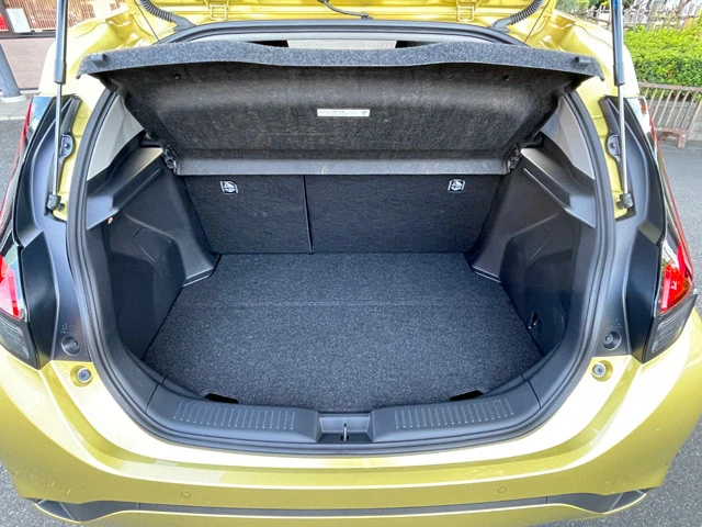 ラゲッジルームの広さは十分。荷室床には脱着可能なデッキボードも使える