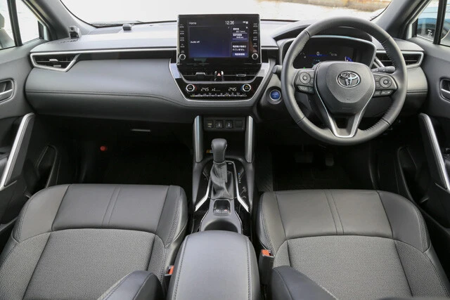 全グレードに電動パーキングブレーキを採用している。上級グレードはデジタルメーターが標準となる