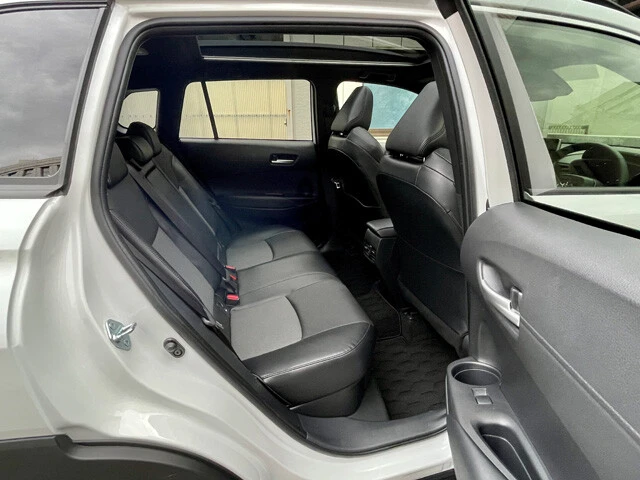 リアシートは大人がしっかり座れるスペースが確保されている。頭上空間にも余裕がある