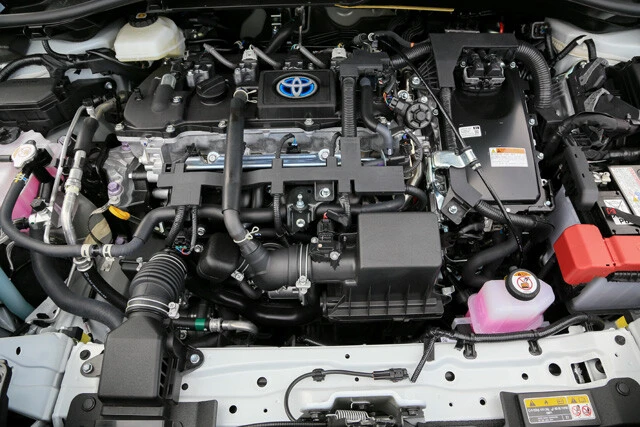 今回試乗したのは１．８Ｌハイブリッドモデル。ほかに１．８Ｌの直４ガソリンエンジンも用意されている