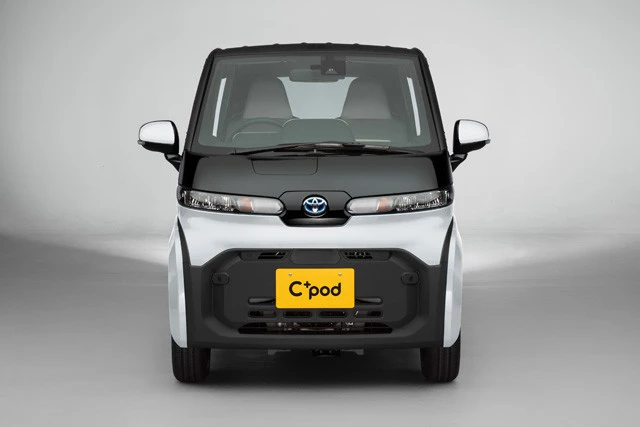 トヨタ「C+pod(シーポッド)」発売:2020年12月25日(法人・自治体などを対象に限定販売)、価格:165万~171万6000円、一充電走行距離:150㎞(WLTCモード値)、ボディサイズ:全長2490㎜×全幅1290㎜×全高1550㎜。個人向けを含めた本格販売は来年を予定している。ちなみにボディはかなりコンパクトだが、大人2名がしっかり並べる空間を実現!