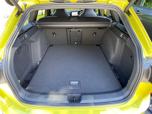 荷室容量は６１１Ｌ。ちなみに後席を全部倒した場合の荷室容量は１６４２Ｌを誇る。荷室の広さは魅力的だ