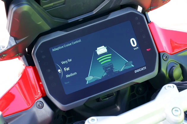 メーターは6.5インチのフルカラーTFT液晶。メーターはスマホと連動機能を備える