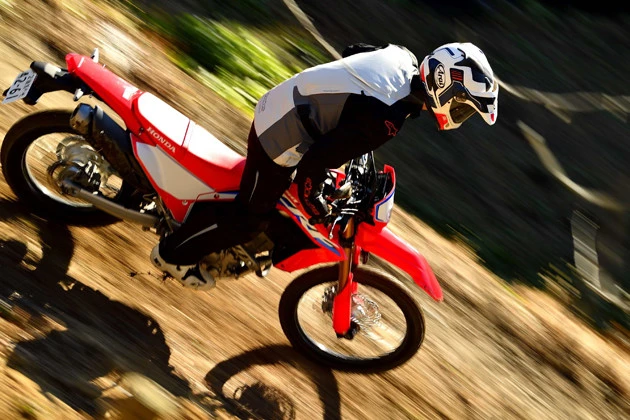 【第5位】ホンダ CRF250L 価格:59万9500円 発売:2020年12月 新設計のフレームとロングストロークサスペンションを採用するCRF250L。「フルチェンジで走破性は大きく向上!」と青木