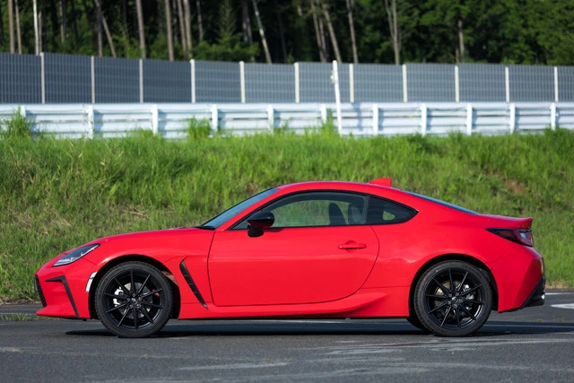 誰が見てもグラマラスで美しいプロポーションに大変身した２代目。大人が乗っても恥ずかしくない上質感がうれしい