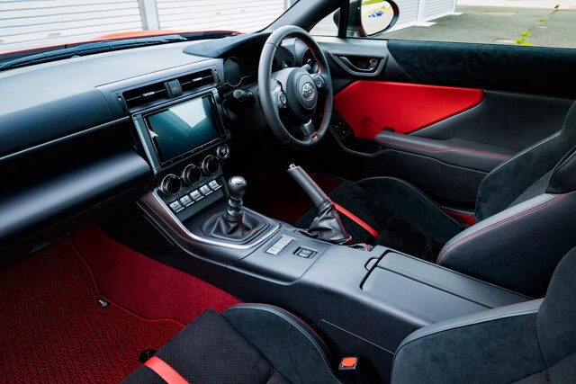 内装は水平基調のデザイン。２代目もＭＴ車とＡＴ車を用意。レバータイプのパーキングブレーキがスポーツ心を高める