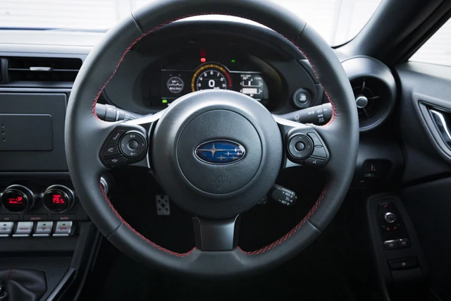 グレードによる差はないインパネまわり。アルミパッド付きスポーツペダルは全グレードに標準装備される