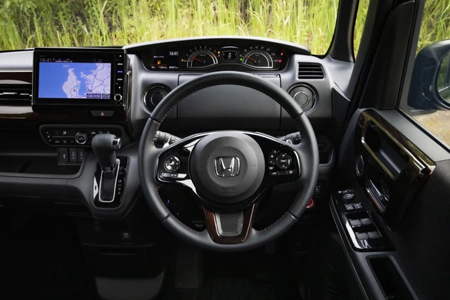 軽自動車を完全に超越しているインテリア。収納スペースが充実しているのも人気のポイントだ