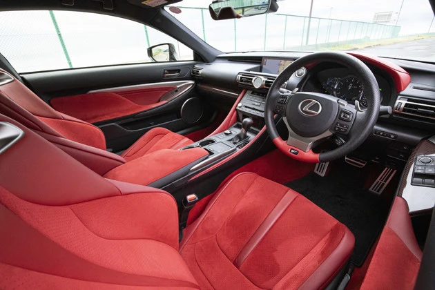 このスポーツシートはパフォーマンスパッケージの専用品。表皮にはアルカンターラなどを採用