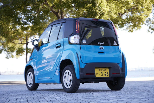 1回の満充電での航続距離は150㎞と意外と短いが、近所のスーパーや病院への移動なら十分。ちなみに充電時間は100Vで約16時間