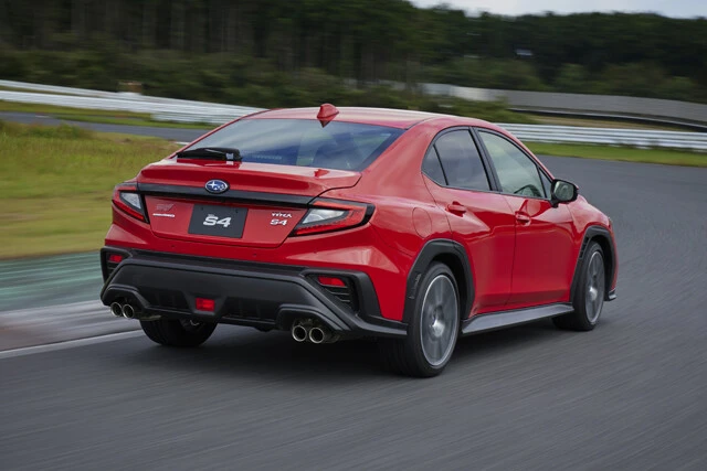 マフラーは左右4本出し。フロントフェンダー、リヤバンパーの後部にはダクトを配することで、乱流などの発生を抑制している