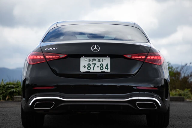 リアにはＳクラス譲りの２分割型のリアコンビネーションランプを採用している