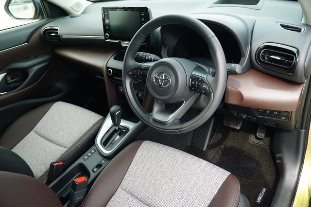 ヤリスクロスは電動パーキングブレーキを採用。アダプティブクルーズコントロールは全車速追従機能付きだ